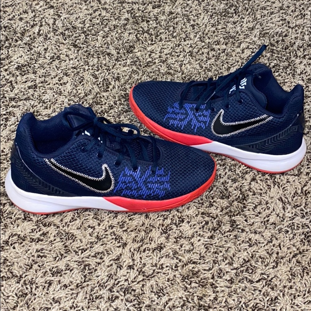Youth sz 6 Nike LeBron sneakers
